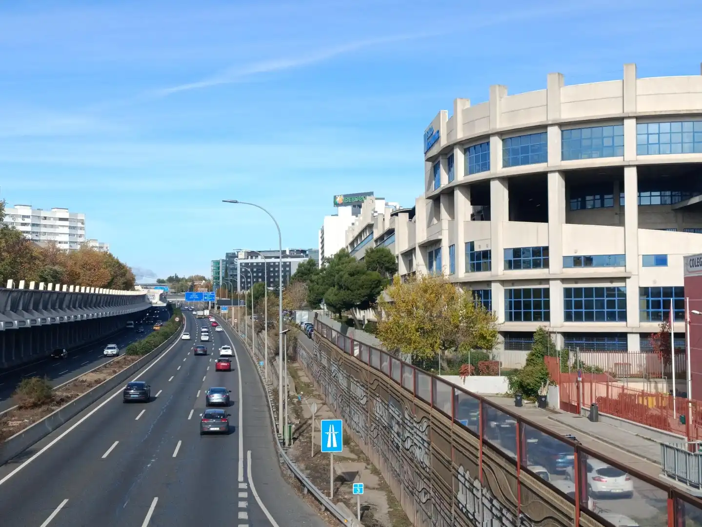 Vista exterior de Nave industrial en venta en Madrid