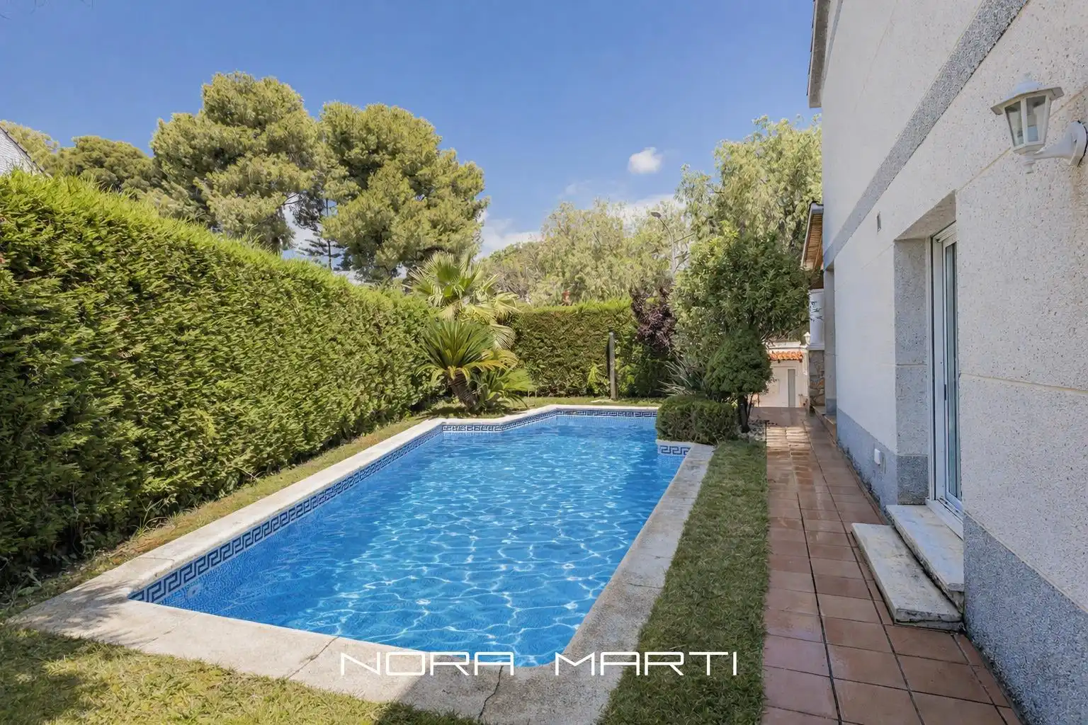 Schwimmbecken von Einfamilien-Reihenhaus zum Verkauf in Sant Andreu de Llavaneres mit Heizung, Privatgarten und Terrasse