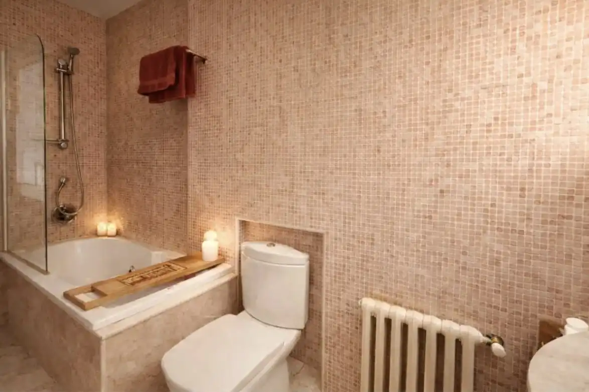 Bathroom of Flat for sale in Girona  with Air Conditioner, Heating and Terrace