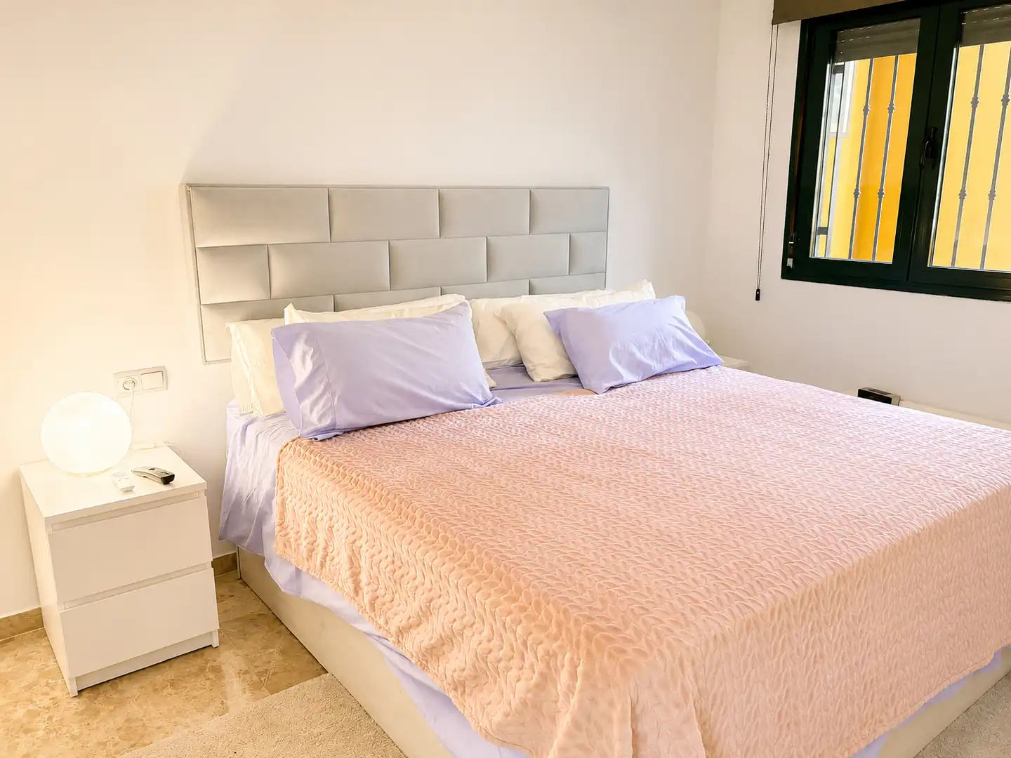 Dormitori de Pis de lloguer en Marbella amb Aire condicionat, Calefacció i Terrassa
