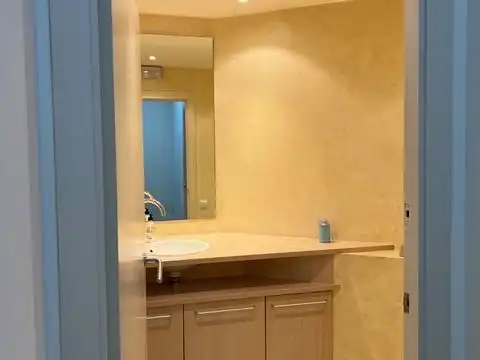Baño de Local de alquiler en Esplugues de Llobregat con Aire acondicionado, Calefacción y Amueblado