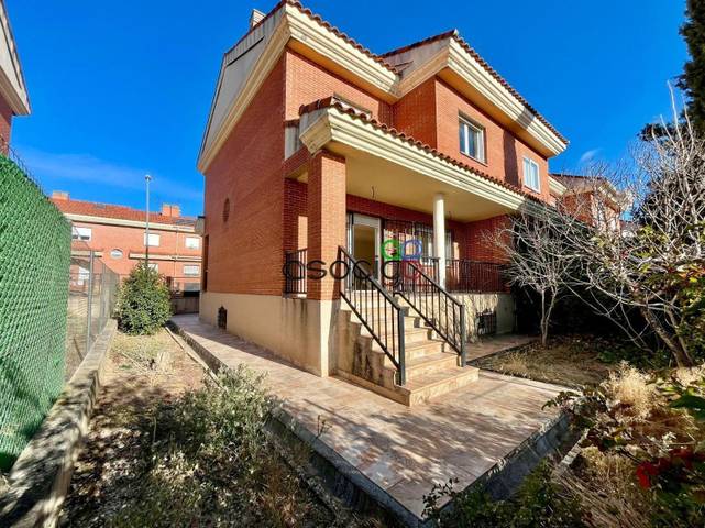 Casa adosada en Venta en ESCRITOR JAVIER REVERTE en Torija