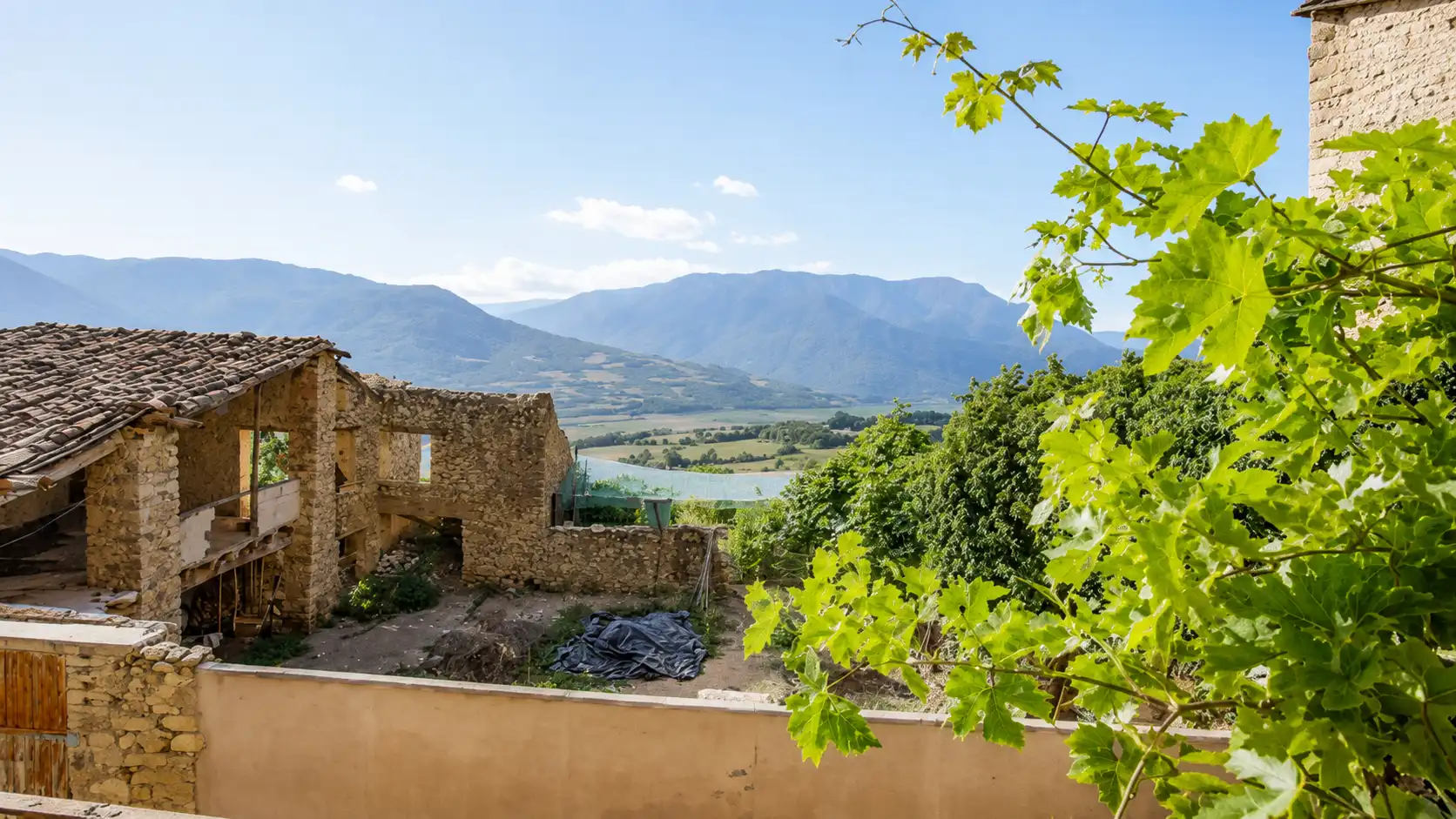 Vista exterior de Casa adosada en venda en Castell de Mur amb Alarma