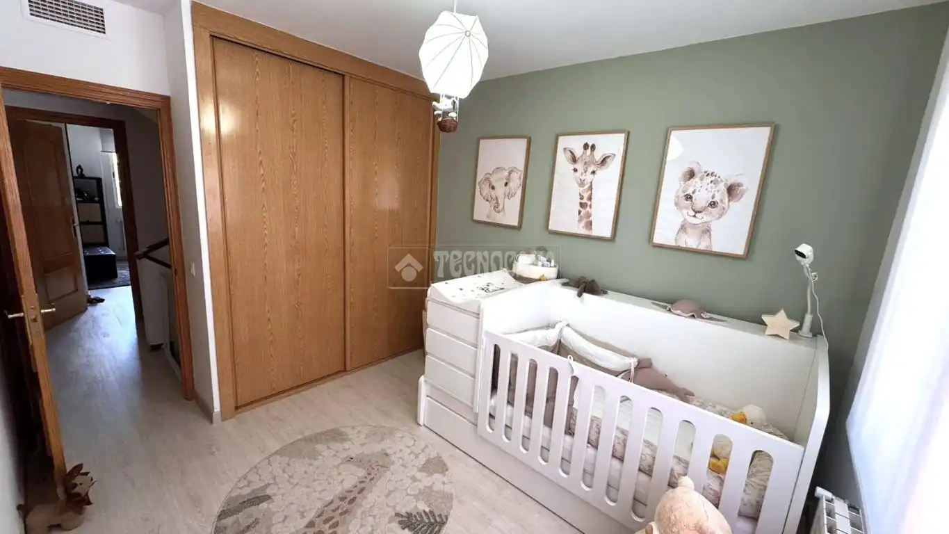 Habitación de Casa adosada en venta en Boadilla del Monte con Aire acondicionado, Calefacción y Piscina comunitaria