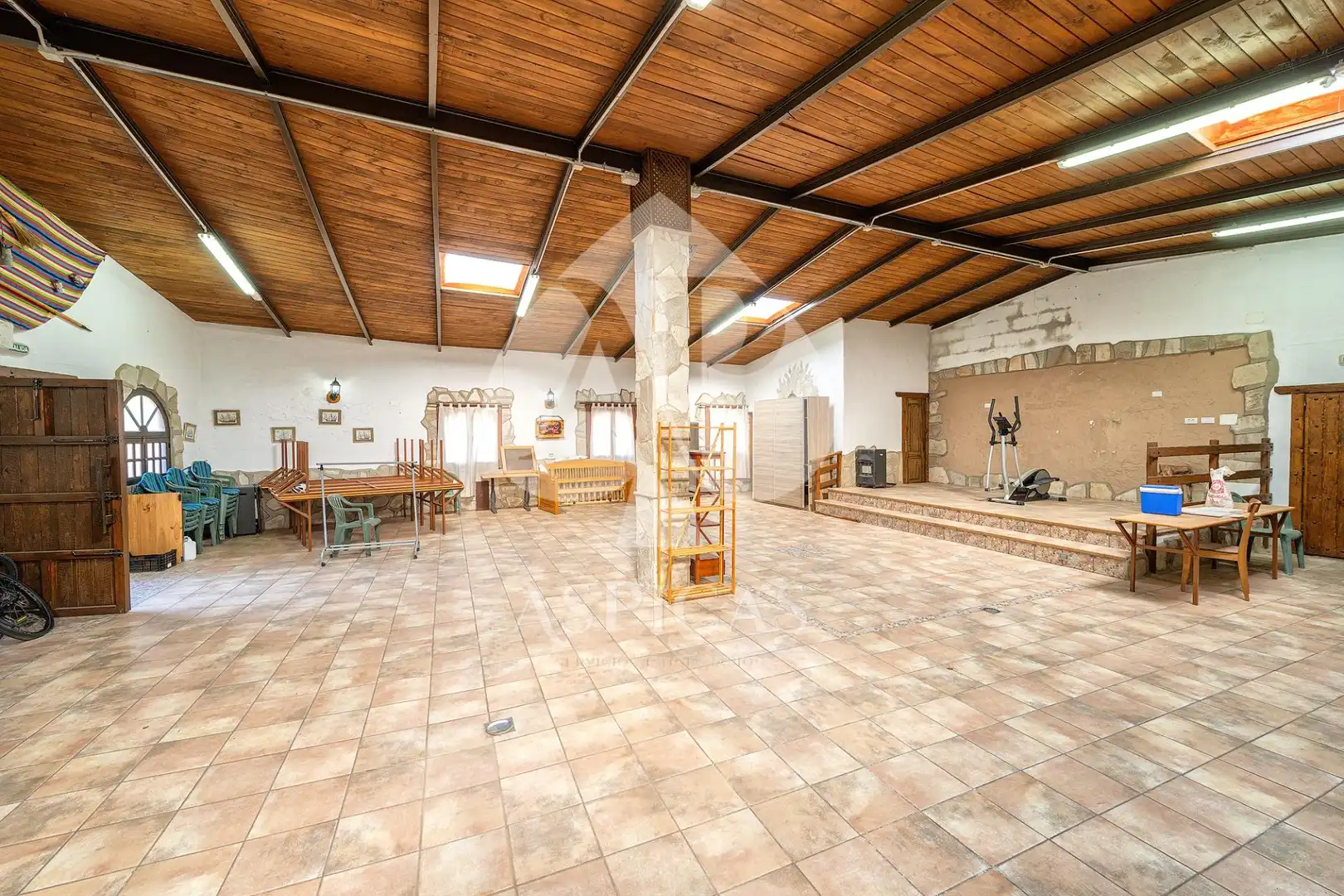 Commercial properties for sale in Montaña - La Data