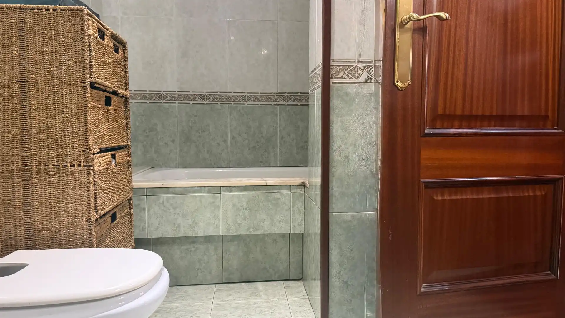 Badezimmer von Dachboden zum Verkauf in Narón mit Heizung, Parkett und Abstellraum