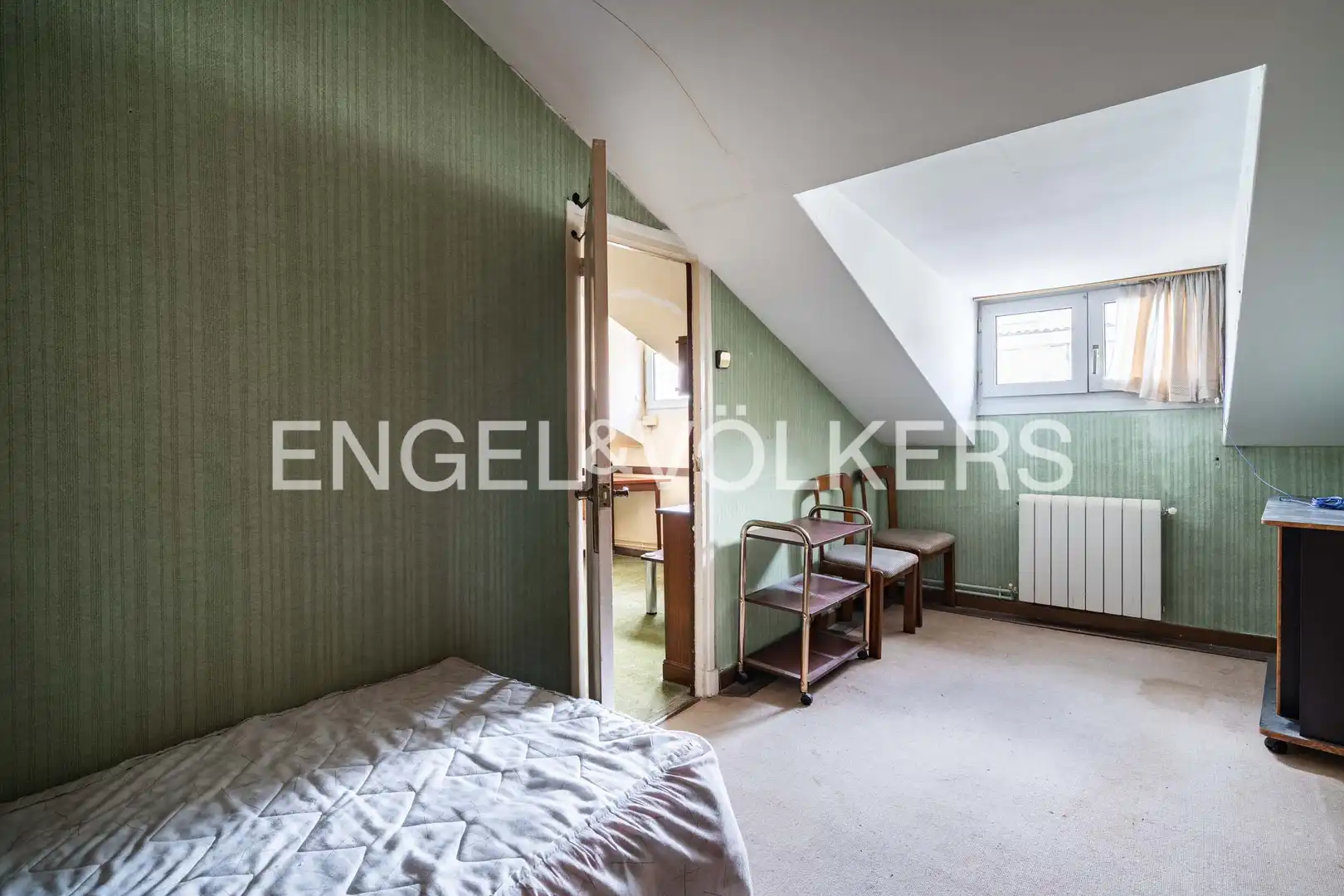 Schlafzimmer von Dachboden zum Verkauf in Santander mit Heizung