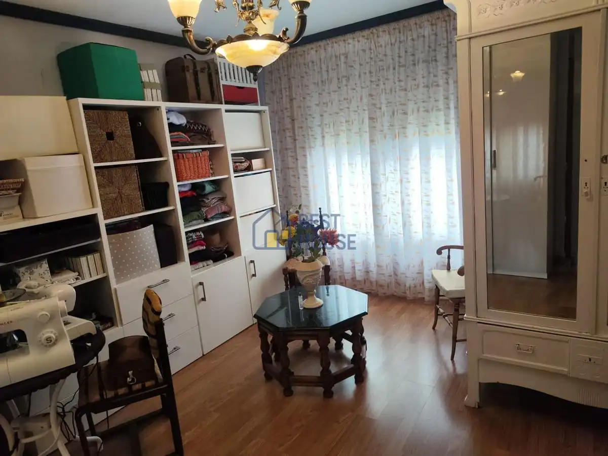 Sala d'estar de Casa o xalet en venda en San Andrés del Rabanedo amb Calefacció, Jardí privat i Parquet