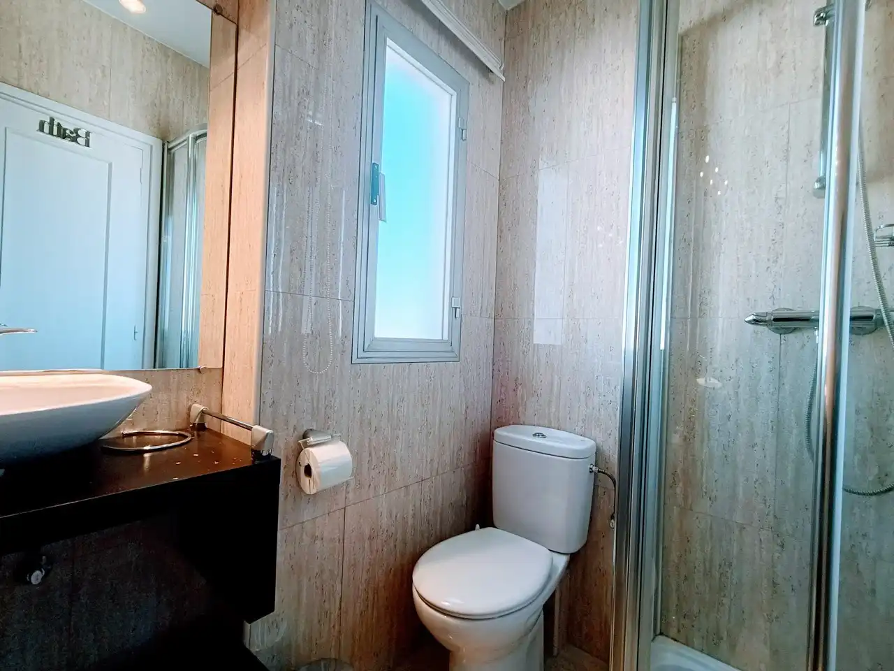 Baño de Ático de alquiler en Madrid con Aire acondicionado, Calefacción y Parquet