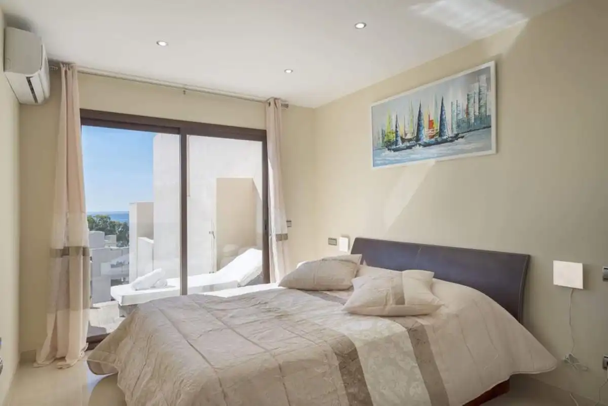 Habitación de Ático de alquiler en Estepona con Aire acondicionado, Terraza y Piscina