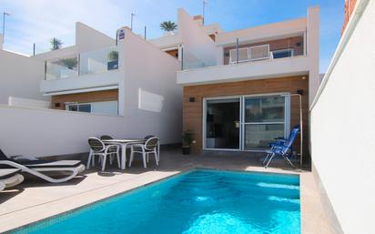 Vista exterior de Casa o xalet en venda en San Pedro del Pinatar amb Aire condicionat, Terrassa i Piscina