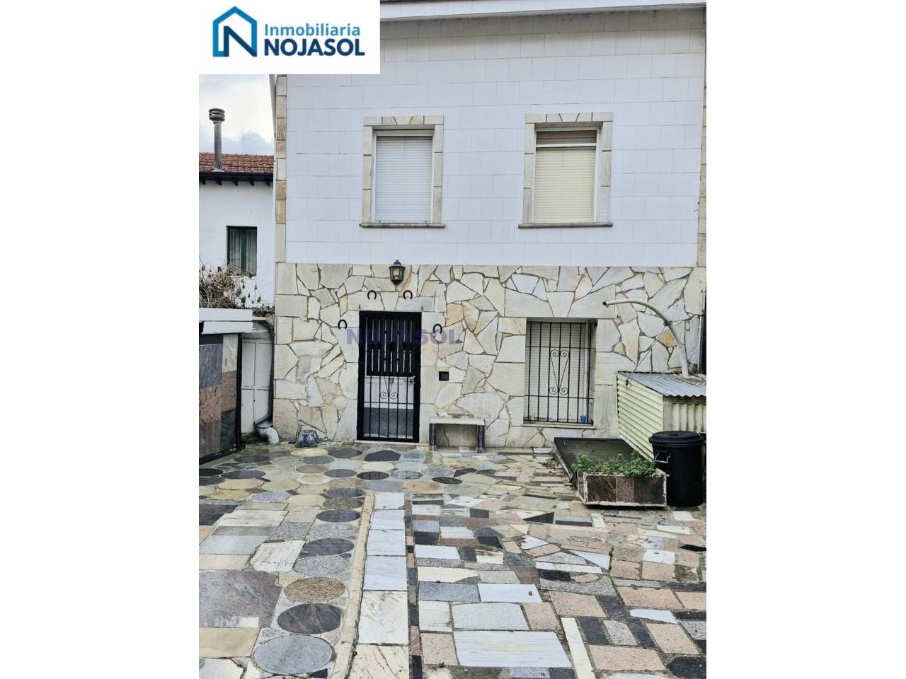 Vista exterior de Casa adosada en venda en Noja amb Calefacció, Jardí privat i Moblat