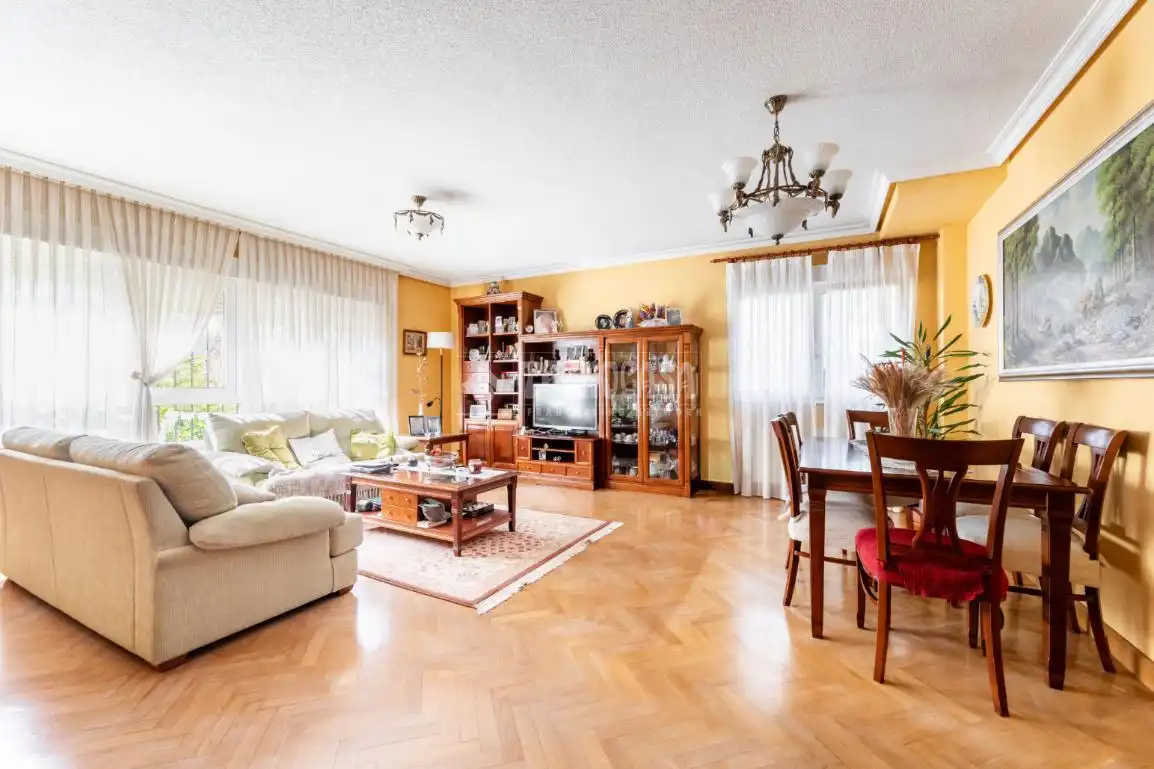 Sala de estar de Casa adosada en venta en Torrelodones con Calefacción, Jardín privado y Terraza