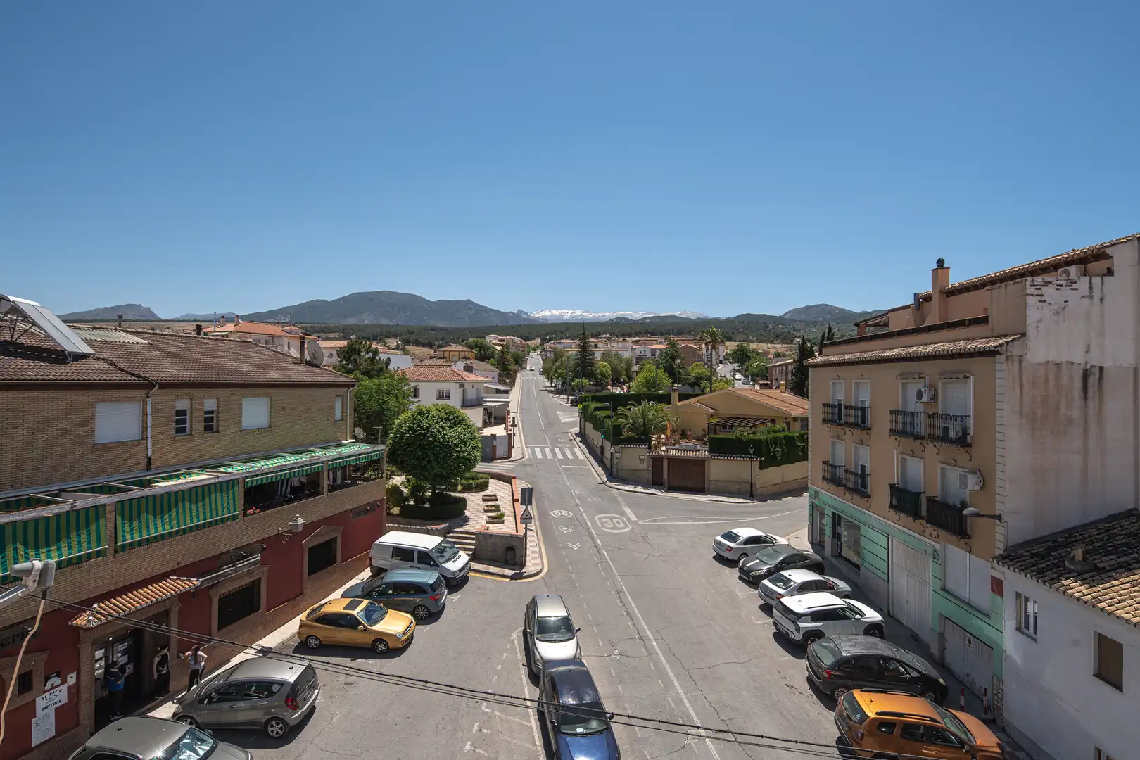 Vista exterior de Casa adosada en venda en La Zubia amb Calefacció, Terrassa i Moblat