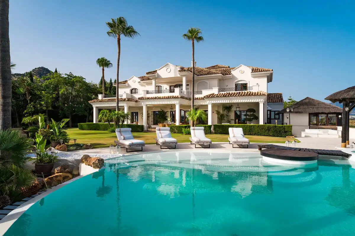Jardí de Casa o xalet en venda en Benahavís amb Aire condicionat, Terrassa i Moblat