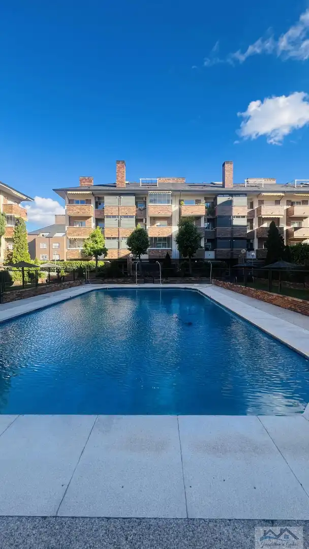 Piscina de Piso en venta en Boadilla del Monte con Calefacción, Terraza y Trastero