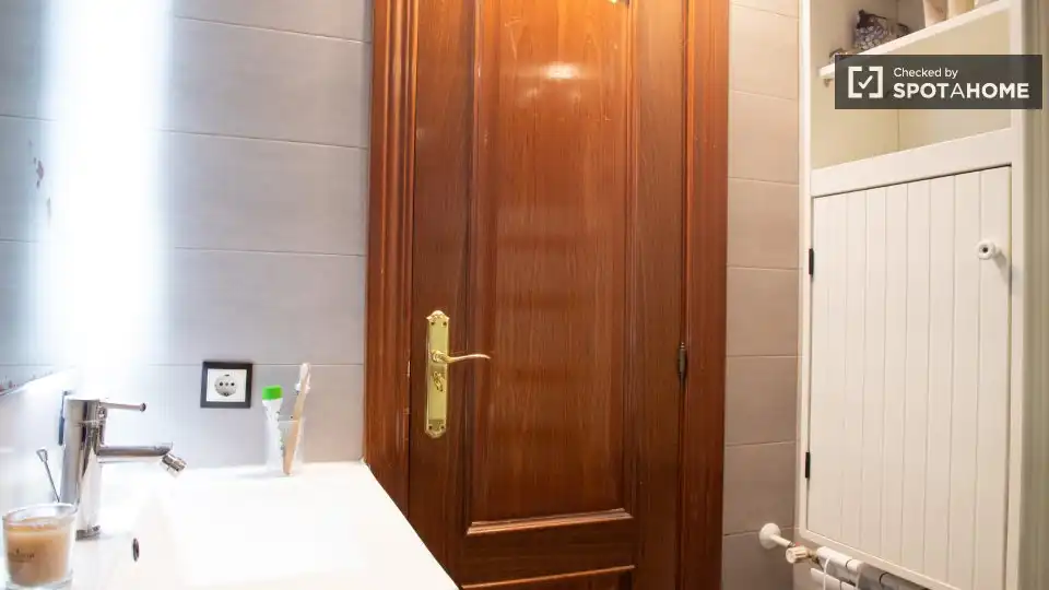 Bathroom of Flat for share in Madrid  with Air Conditioner, Heating and Terrace