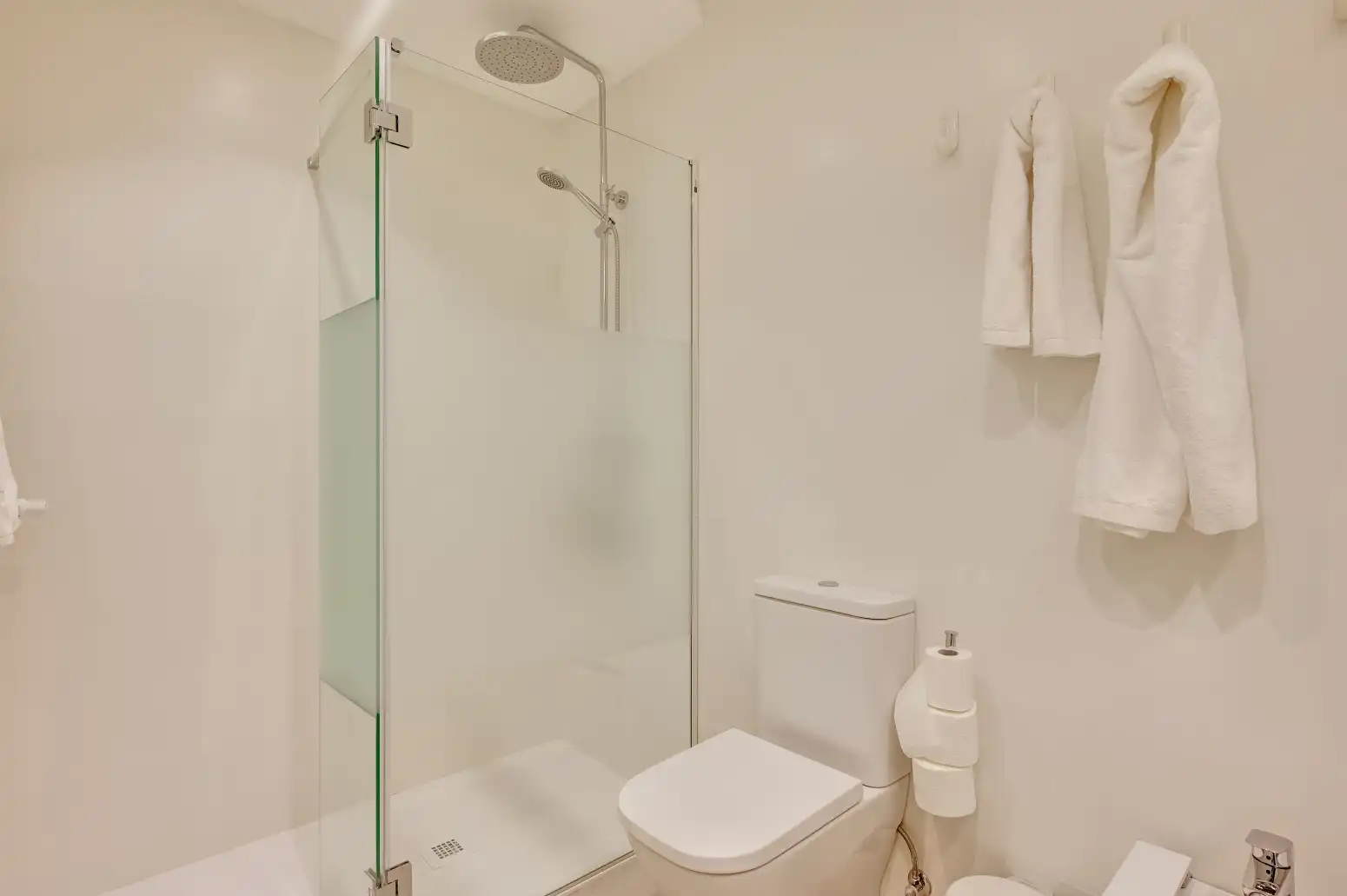 Bathroom of Flat for sale in  Pamplona / Iruña  with Heating and Parquet flooring
