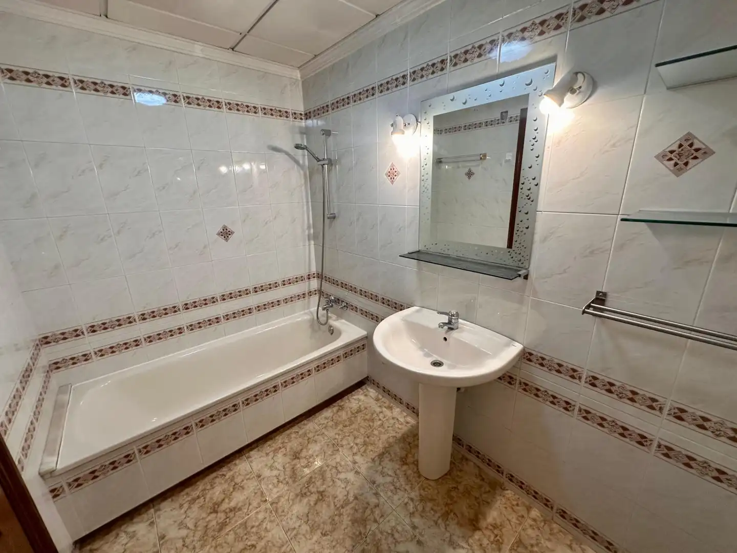Baño de Apartamento en venta en Torrevieja con Aire acondicionado, Jardín privado y Amueblado