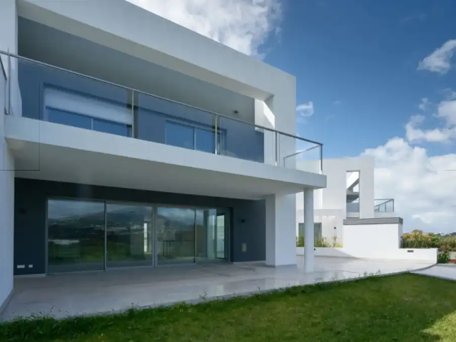Außenansicht von Wohnung zum Verkauf in Marbella mit Terrasse, Abstellraum und Schwimmbad