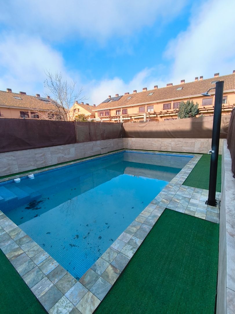Piscina de Casa adosada en venta en Fuenlabrada con Aire acondicionado, Jardín privado y Piscina