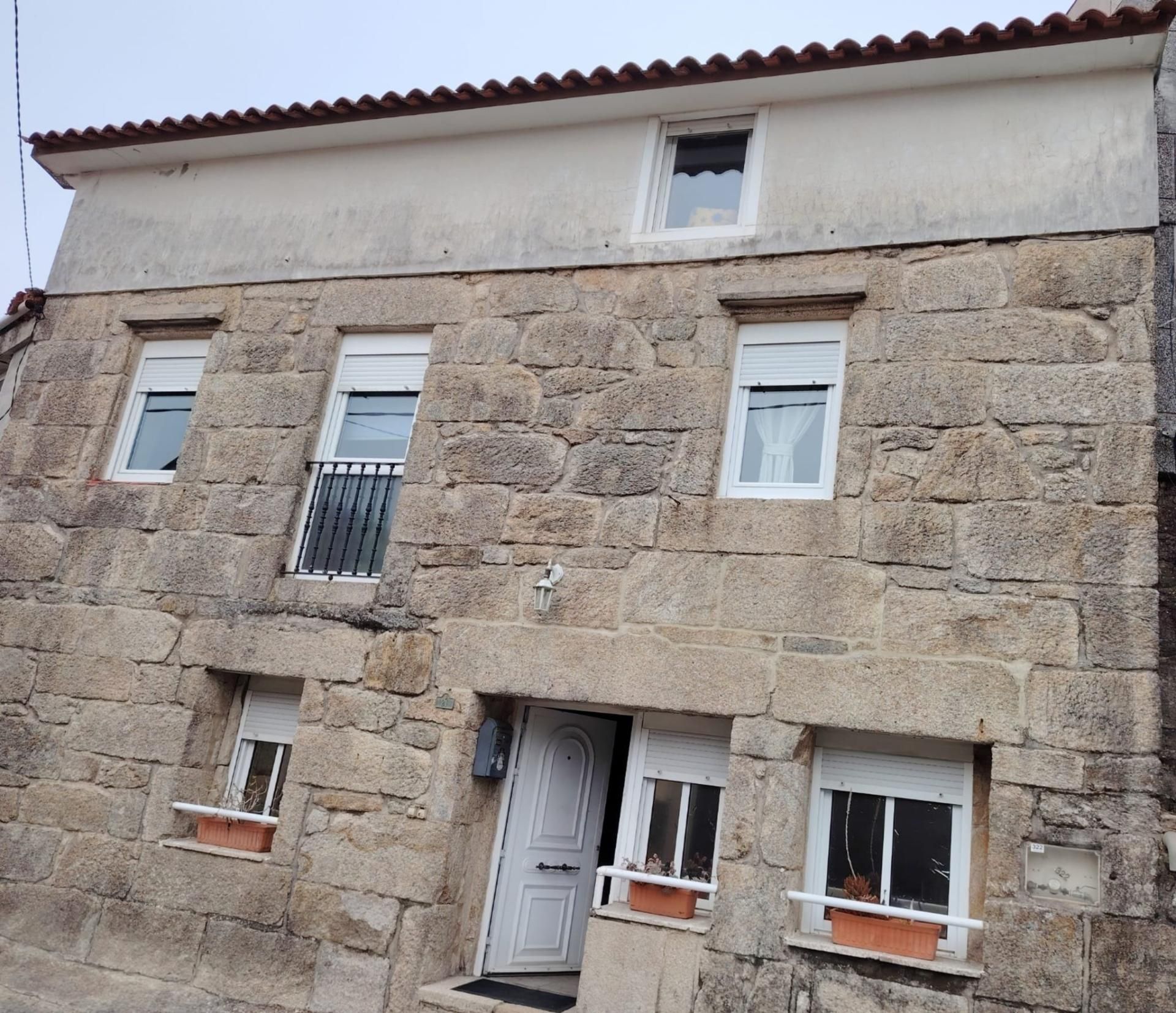 Vista exterior de Casa adosada en venda en Baiona amb Calefacció