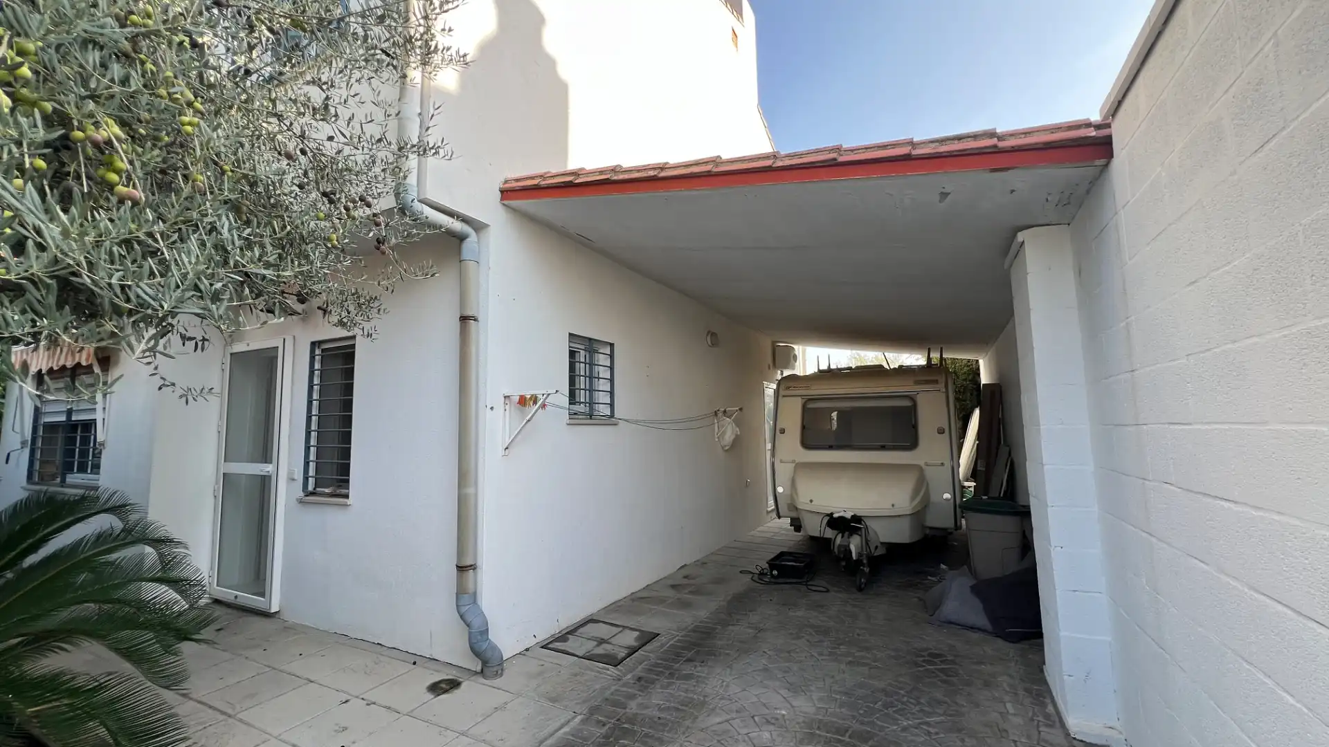 Aparcament de Casa o xalet en venda en Espartinas amb Aire condicionat, Calefacció i Jardí privat