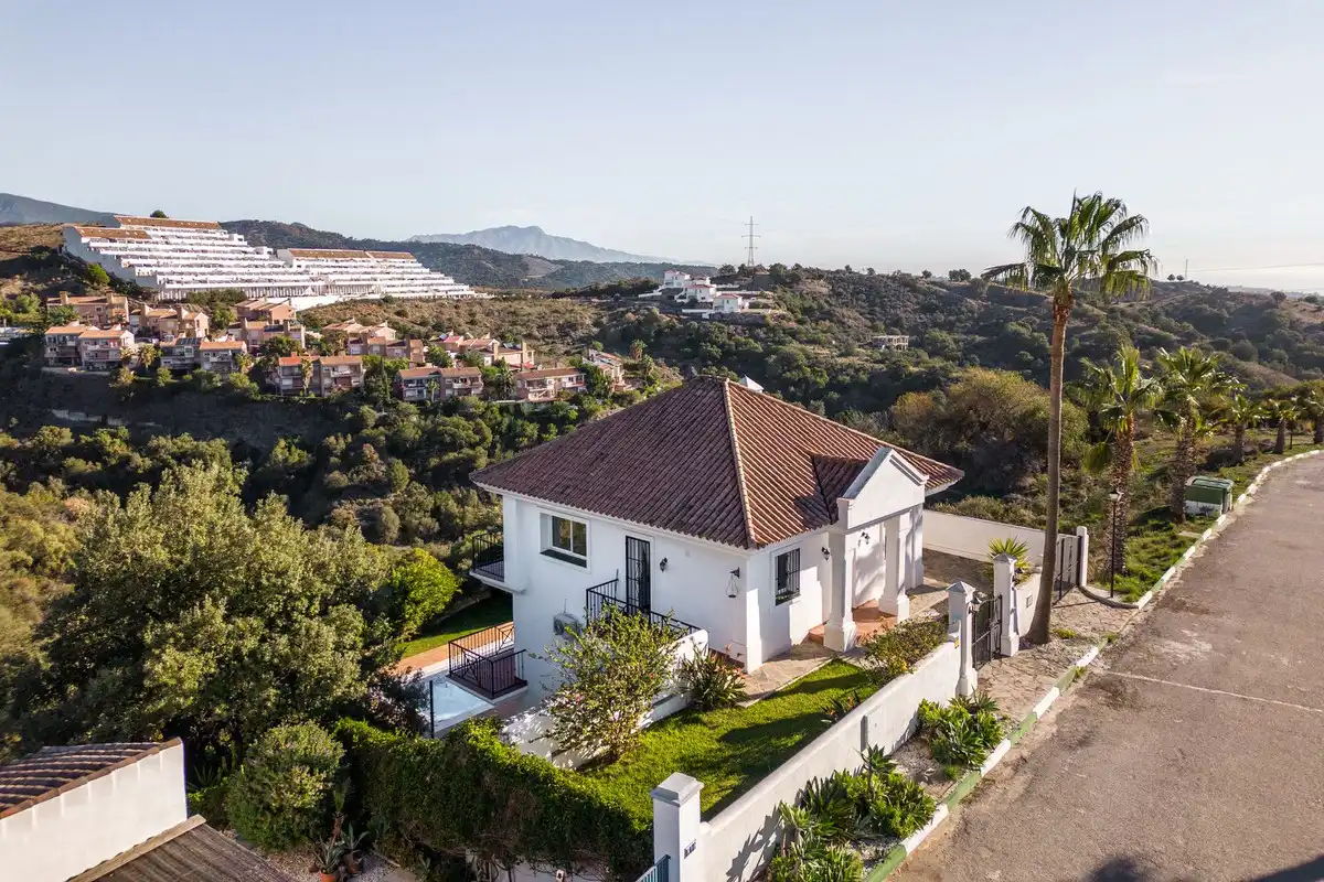 Exterior view of Houses for sale in Estepona  with Air Conditioner, Private garden and Terrace