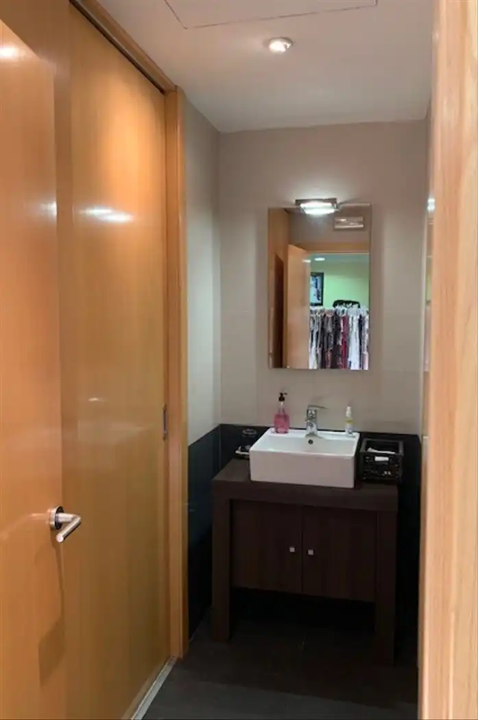 Bathroom of Office for sale in Barcelona  with Air Conditioner, Heating and Furnished