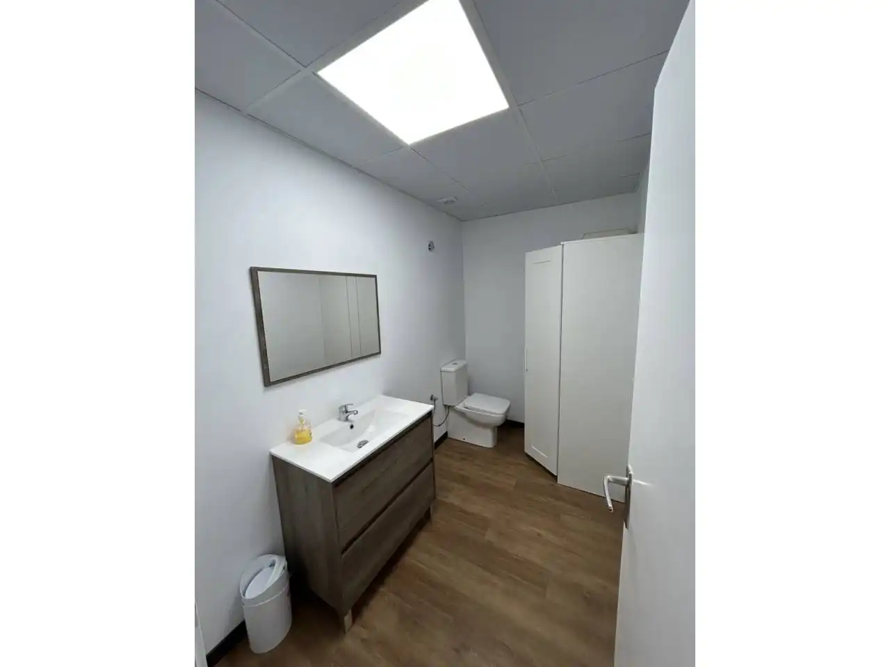 Badezimmer von Büro zur Miete in Barcelona mit Klimaanlage, Heizung und Alarm