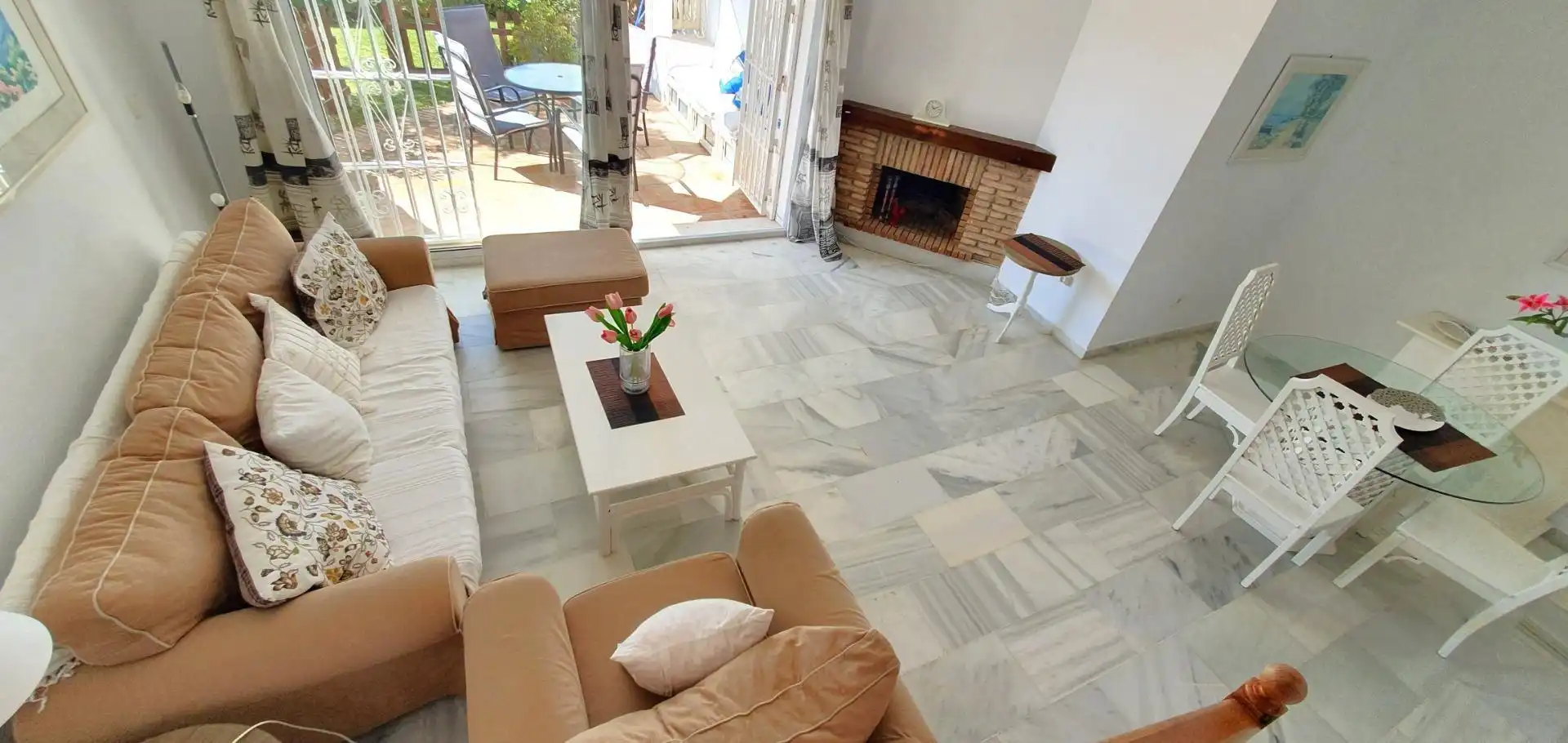 Sala d'estar de Casa adosada en venda en Mijas amb Jardí privat, Terrassa i Traster