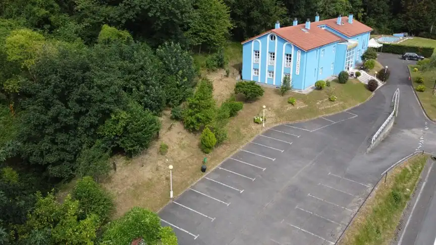 Aparcament de Edifici en venda en Cangas de Onís amb Piscina comunitària