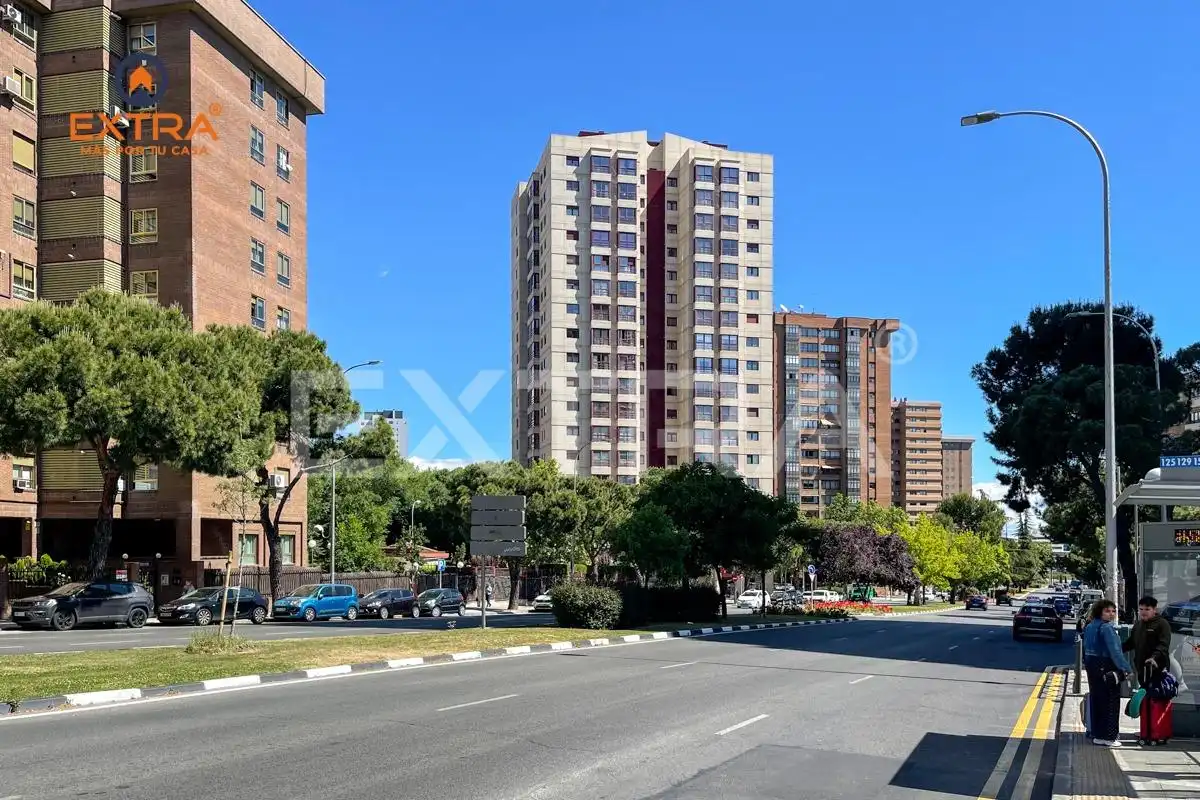 Außenansicht von Garage zum Verkauf in Madrid