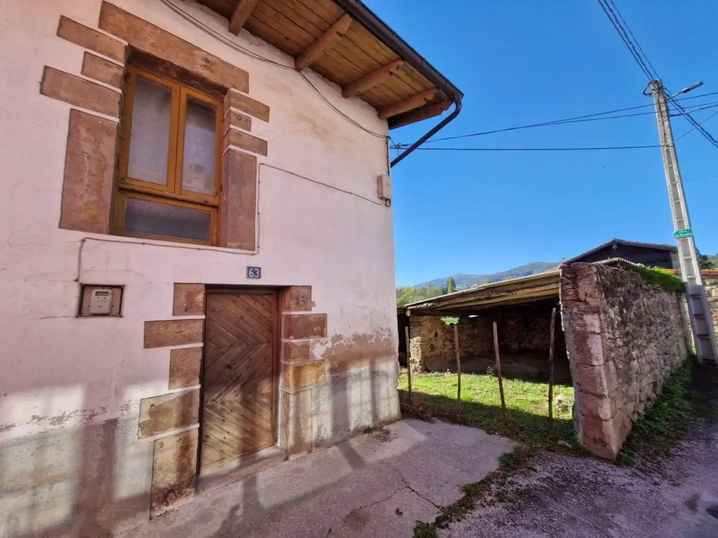 Außenansicht von Einfamilien-Reihenhaus zum Verkauf in Arenas de Iguña mit Privatgarten und Balkon