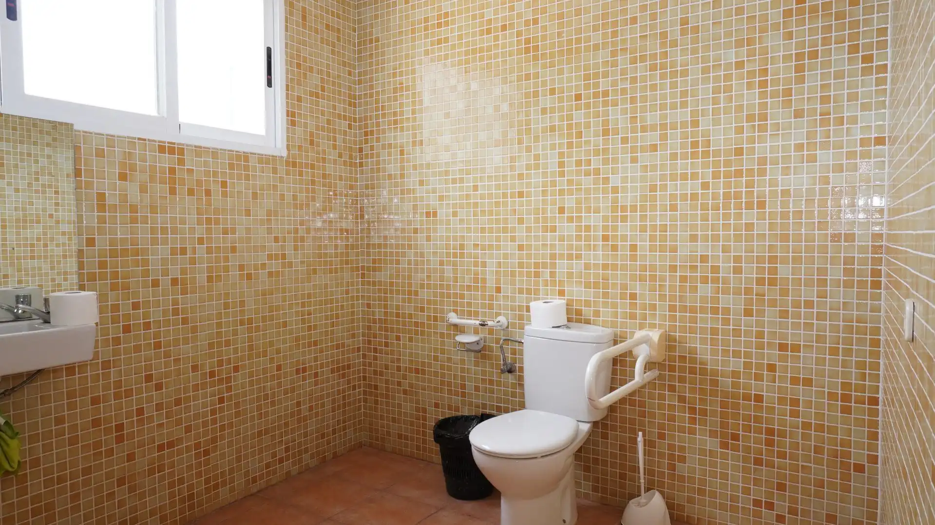 Badezimmer von Fabrikhallen zum Verkauf in Motril