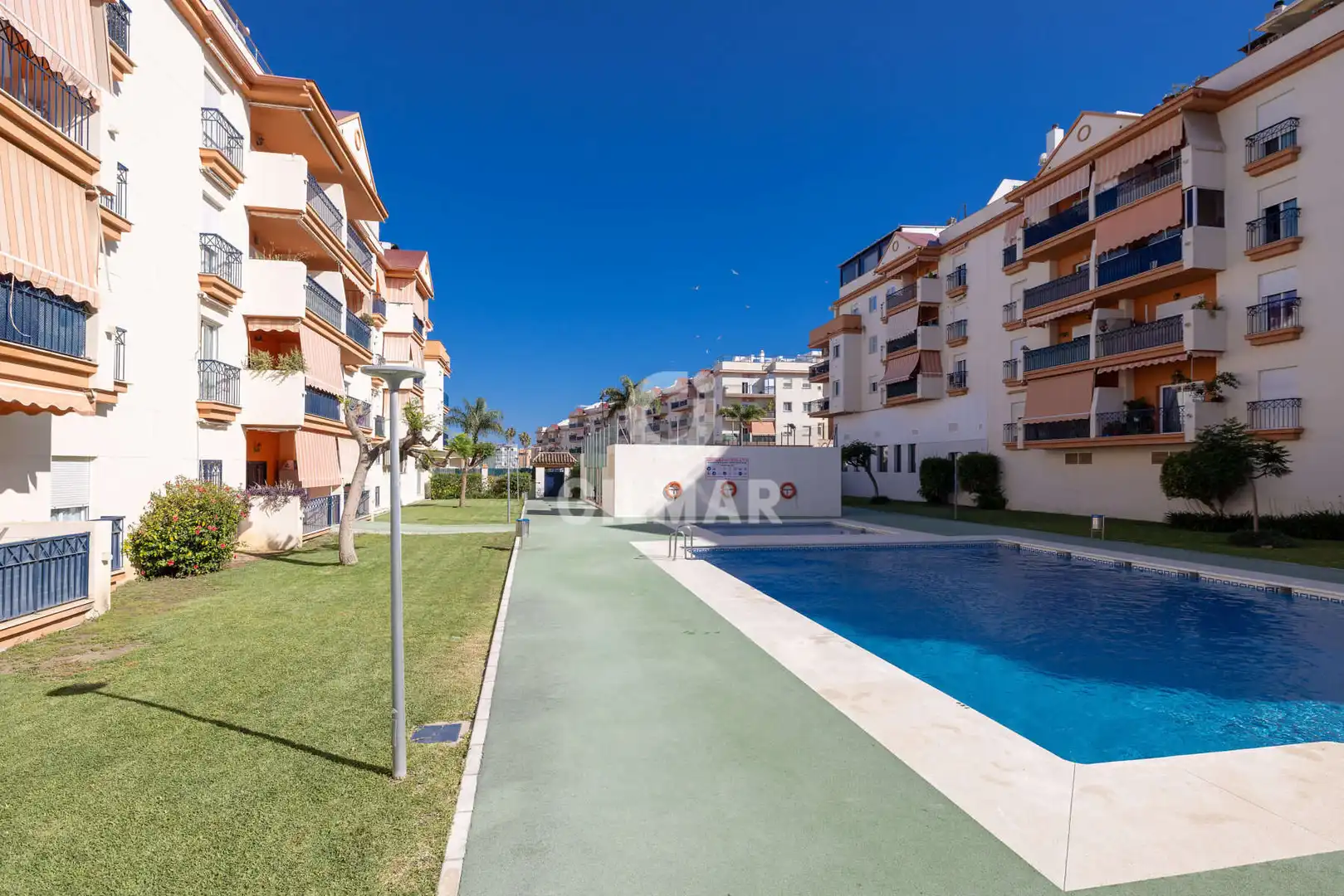 Vista exterior de Dúplex en venda en Estepona amb Calefacció, Traster i Piscina
