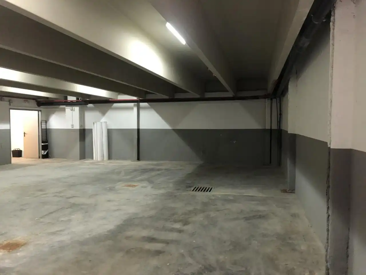 Parking de Nave industrial de alquiler en Barcelona con Calefacción y Alarma