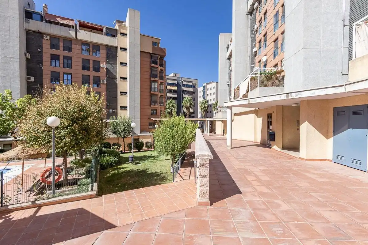 Außenansicht von Wohnung zum Verkauf in Granada mit Klimaanlage, Heizung und Gemeinschaftspool
