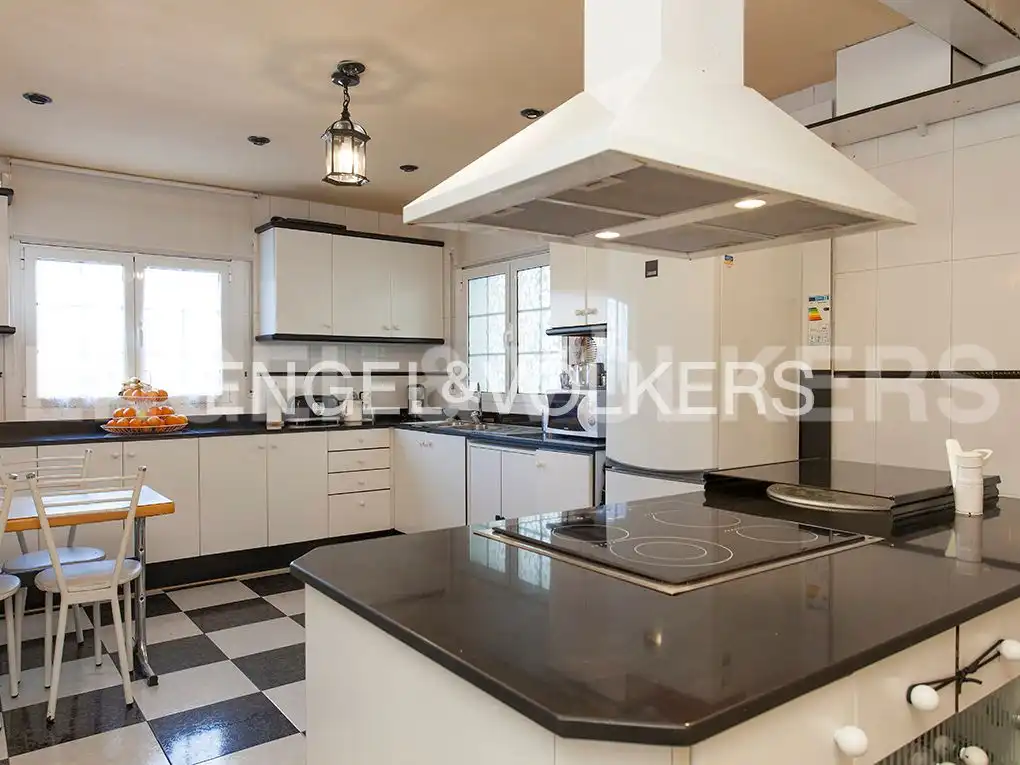 Cocina de Casa o chalet en venta en Sant Cugat del Vallès con Aire acondicionado, Calefacción y Jardín privado