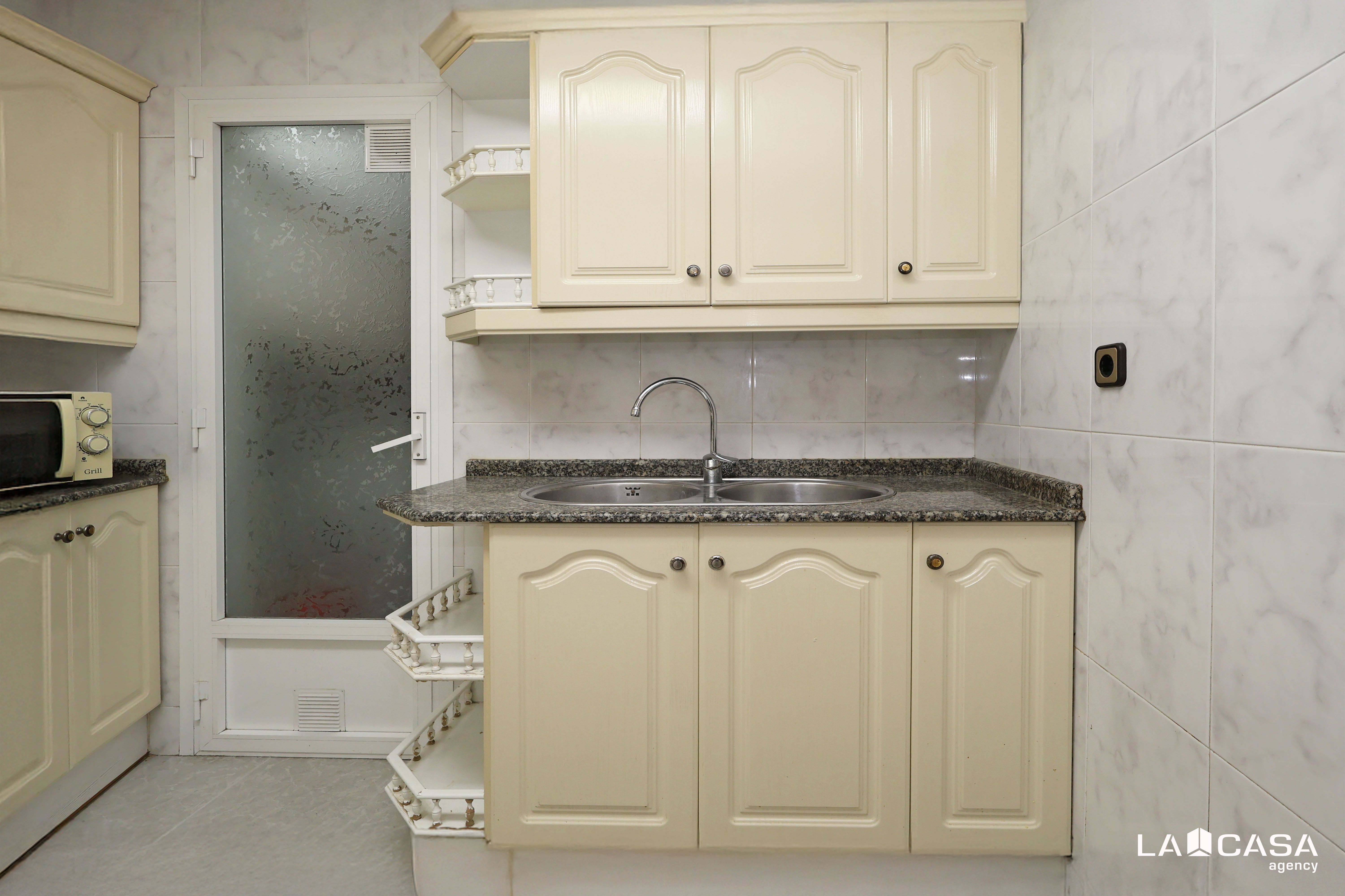 Cocina de Piso en venta en L'Hospitalet de Llobregat con Balcón