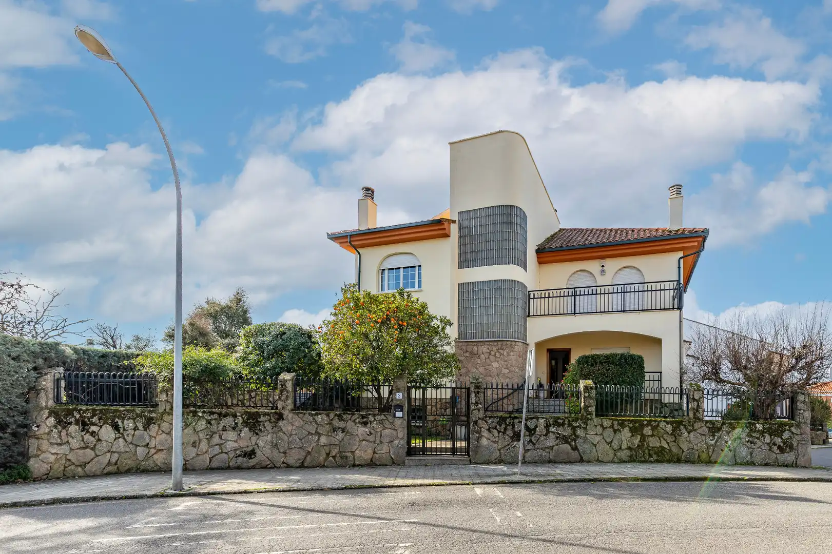 Außenansicht von Einfamilien-Reihenhaus zum Verkauf in Plasencia mit Klimaanlage, Heizung und Privatgarten