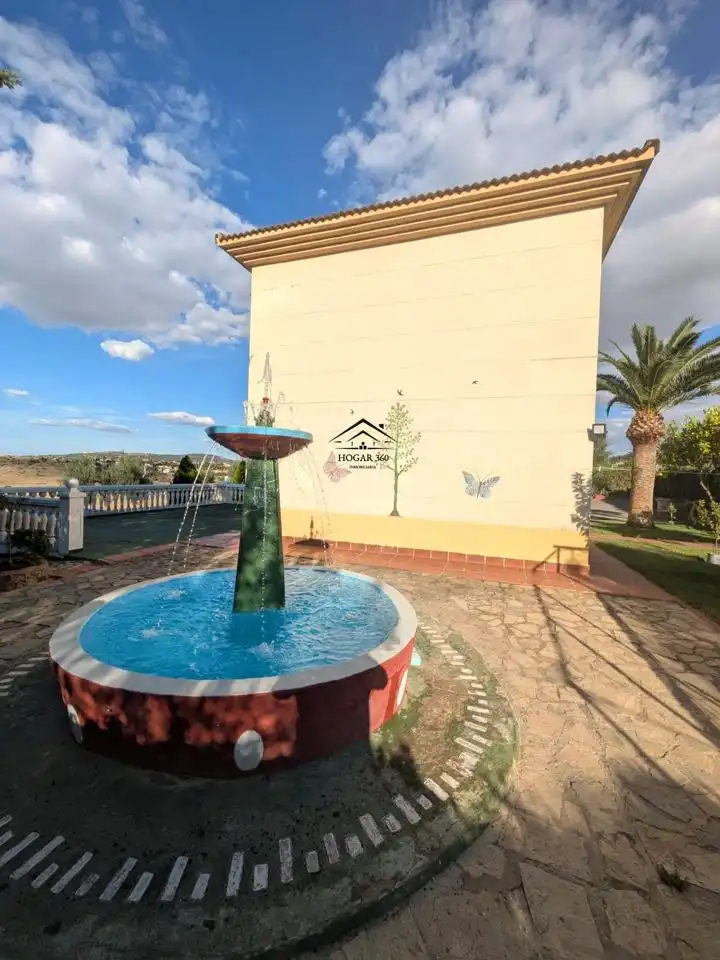 Terrassa de Casa o xalet en venda en Cáceres amb Aire condicionat, Jardí privat i Piscina