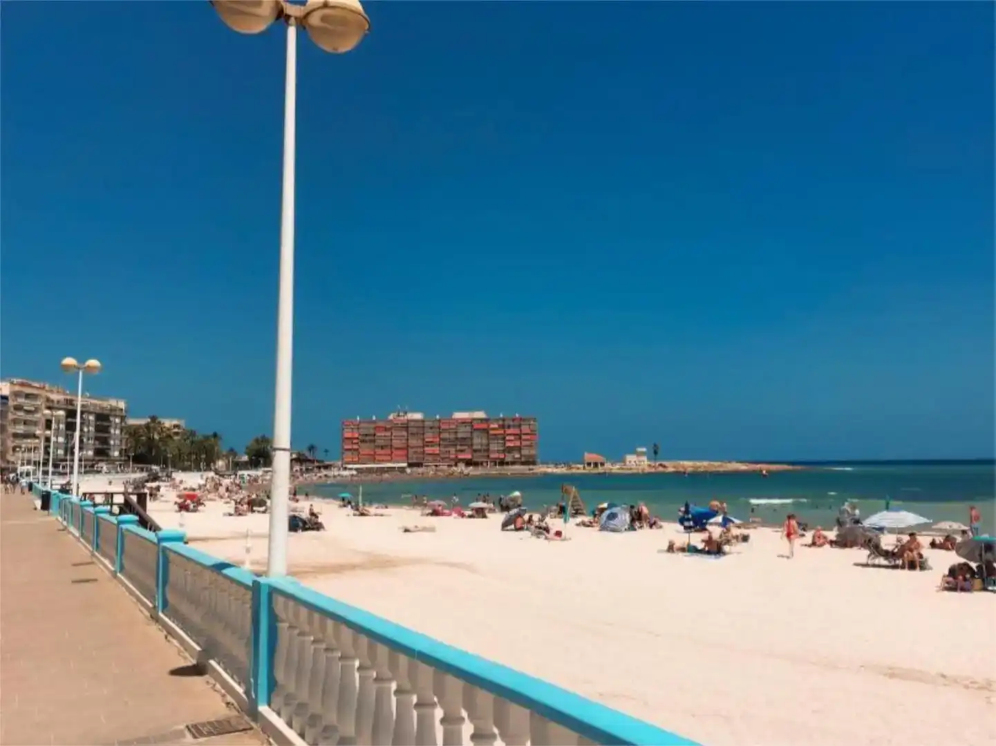 Außenansicht von Wohnungen zur Miete in Torrevieja mit Klimaanlage, Schwimmbad und Balkon