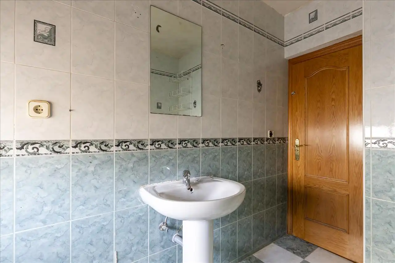 Bathroom of Ground floor for sale in Madrid