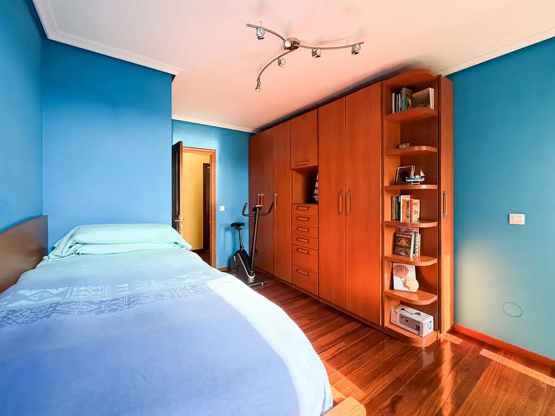 Habitación de Piso en venta en Santa Cruz de Bezana con Calefacción, Terraza y Trastero