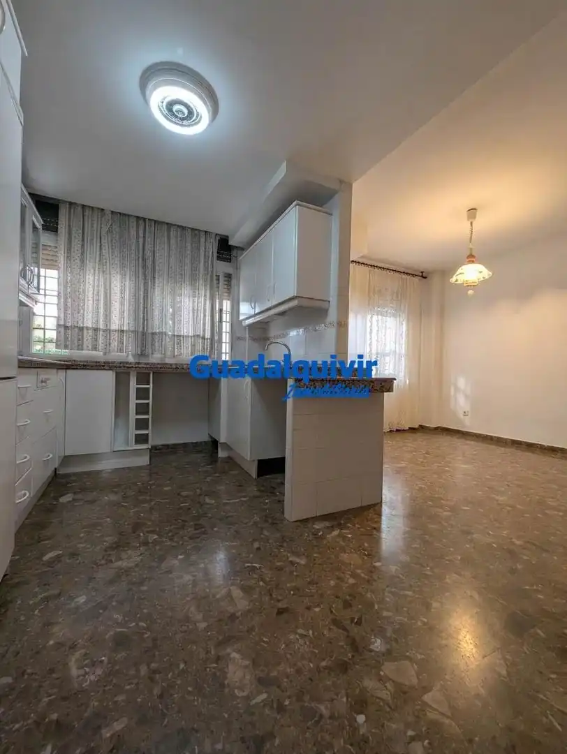 Cocina de Piso en venta en Sevilla con Aire acondicionado, Terraza y Trastero