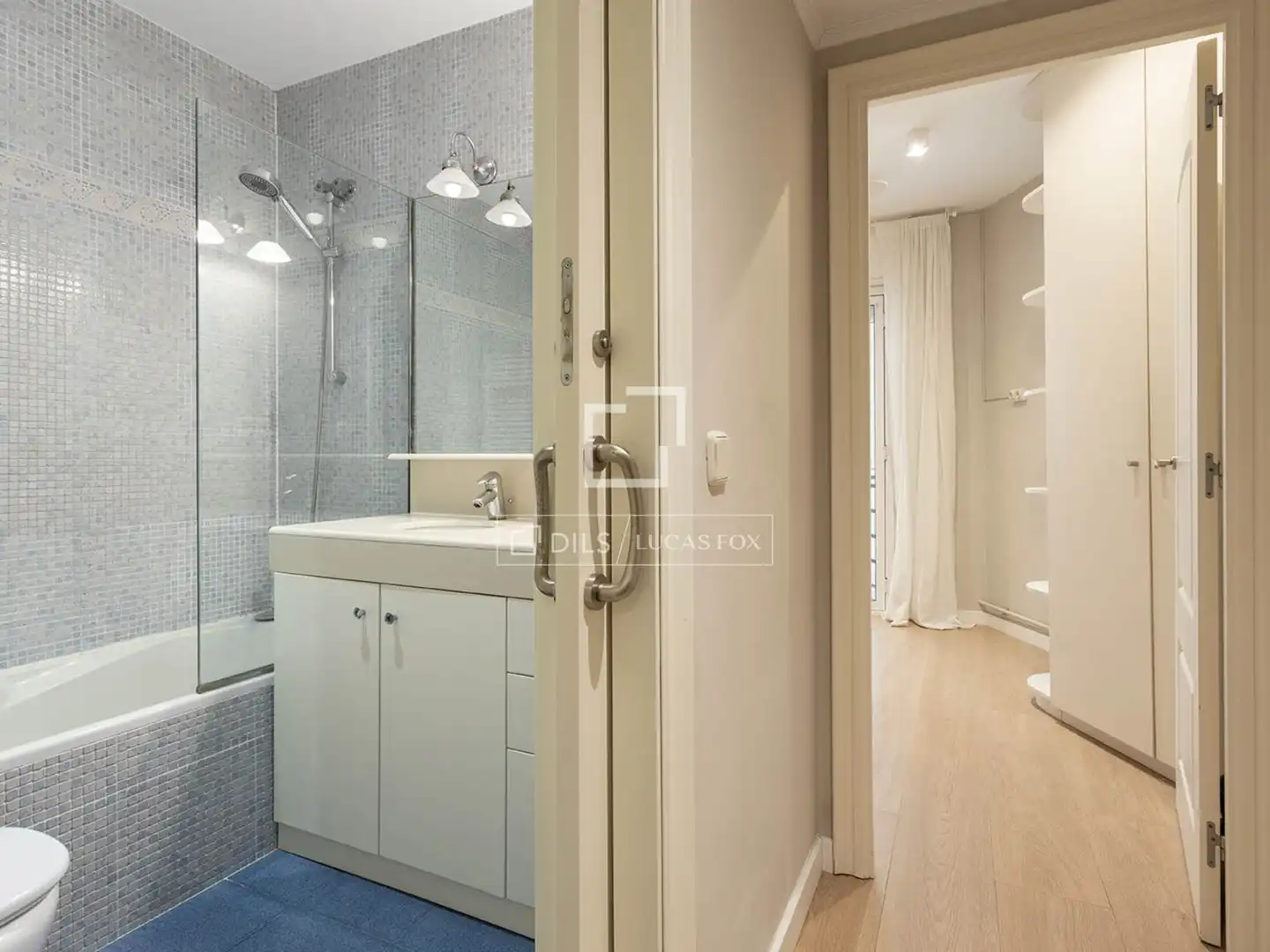 Badezimmer von Wohnung zum Verkauf in Barcelona mit Klimaanlage und Heizung