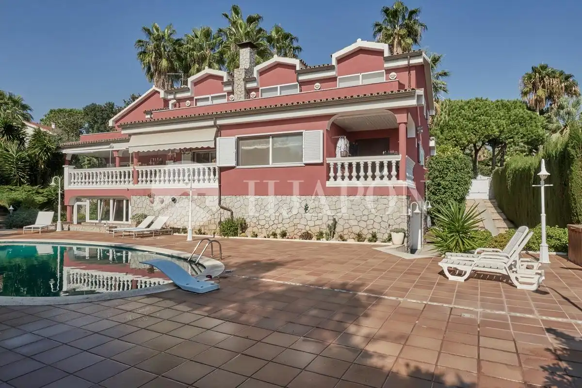 Vista exterior de Casa o xalet en venda en Alella amb Aire condicionat, Calefacció i Jardí privat