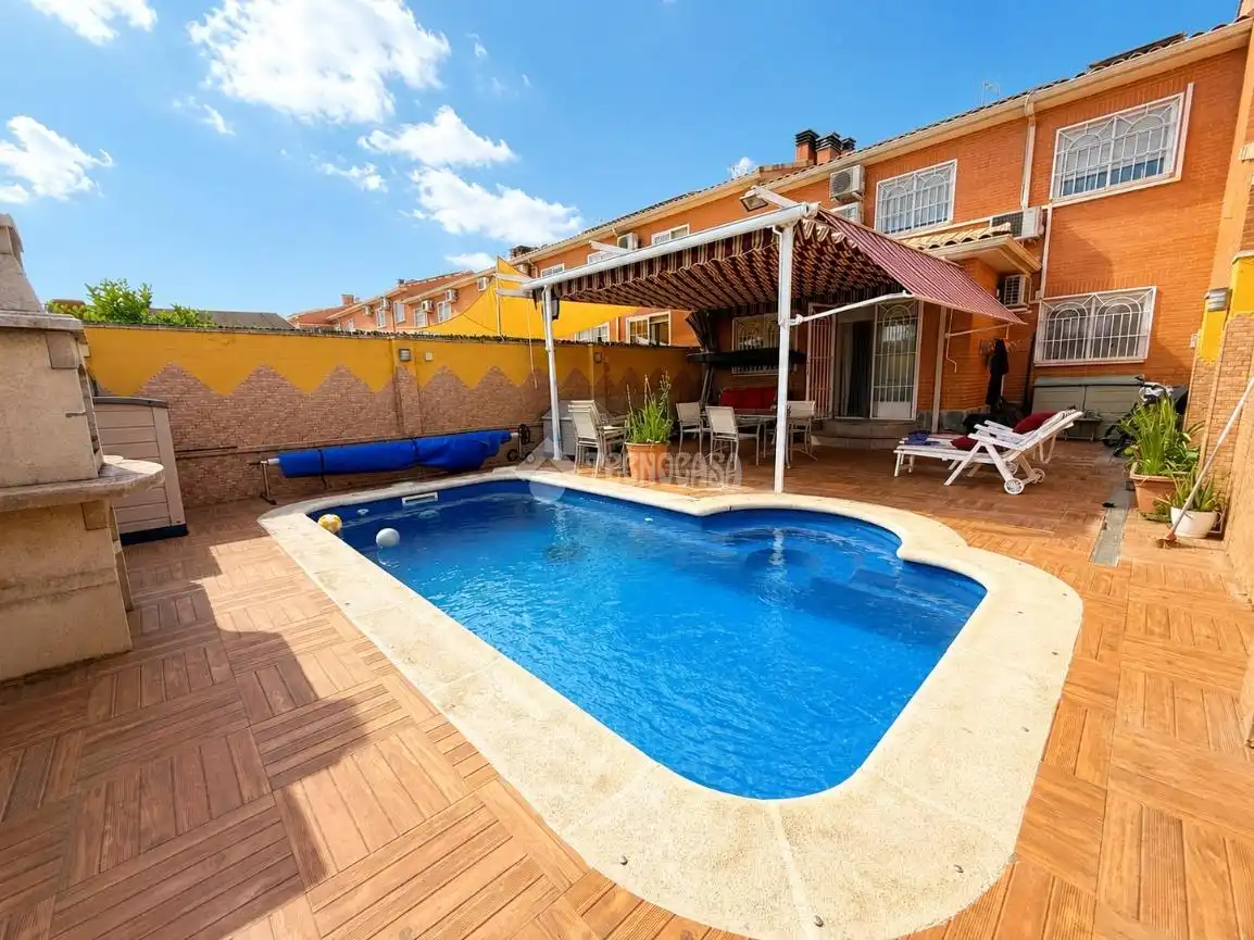 Piscina de Casa adosada en venda en Casarrubuelos amb Aire condicionat, Calefacció i Terrassa