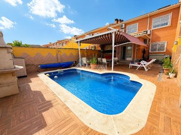 Doppelhaushälfte mit Pool zum Verkauf in Casarrubuelos